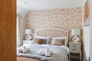 3 bedrooms, desk, iron/ironing board, travel crib - Beautifully presented 3 bedroom apartment,
walking distance to University,Tesco (Guildford)