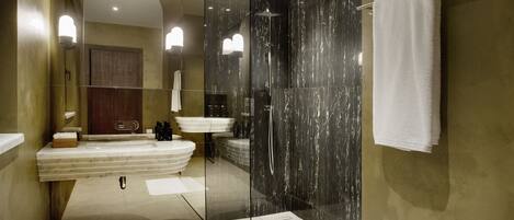 Regadera, secadora de cabello, bidet, toallas