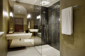 Shower, hair dryer, bidet, towels - Luxury Suite 5 FIND (București)