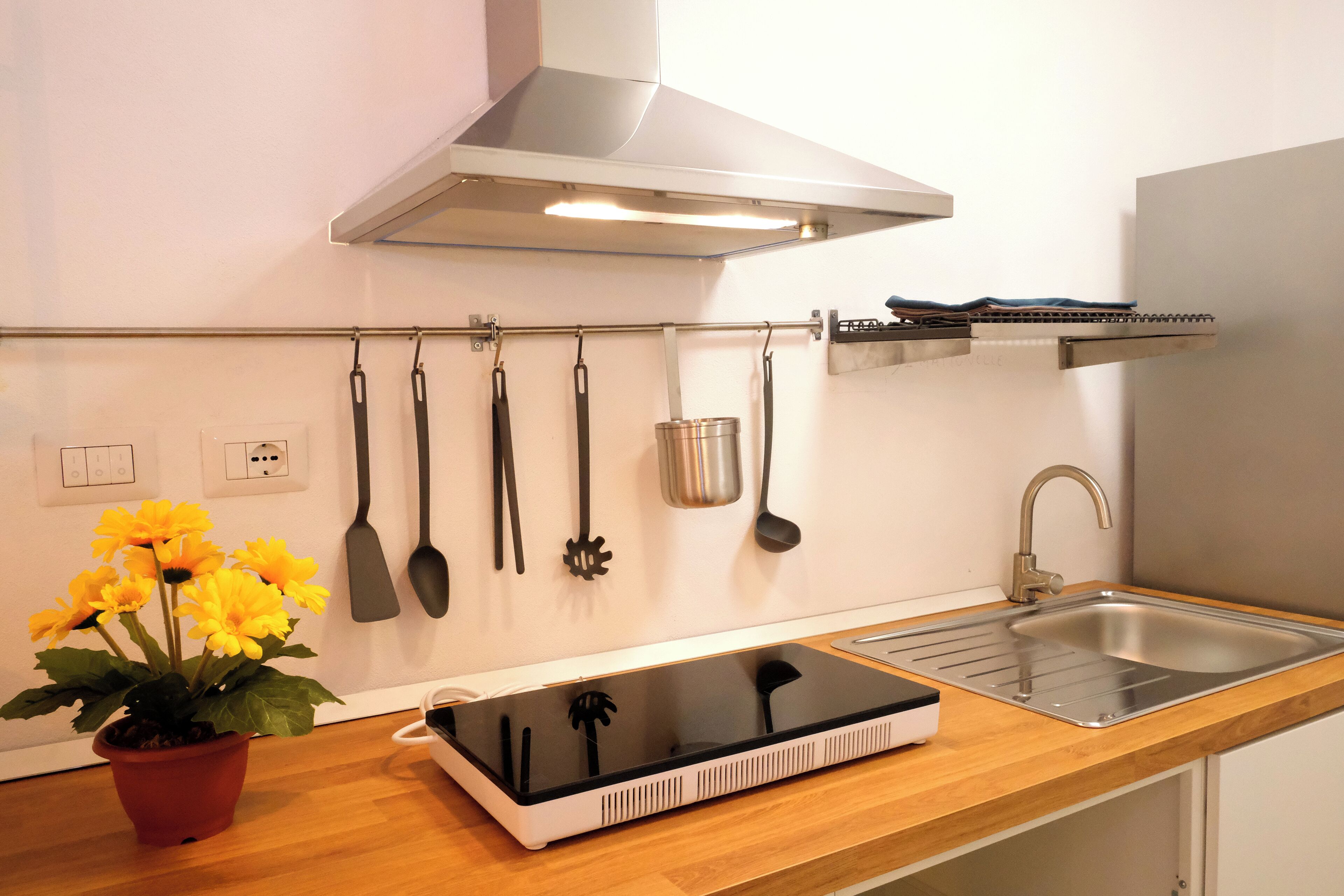 Geladeira, micro-ondas, cooktop, cafeteira/chaleira