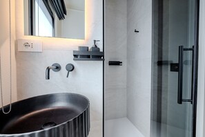 Shower, bidet - LUXURY SPAIN SQUARE AQUEROMAN (Roma)