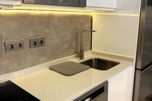 Kühlschrank, Mikrowelle, Herdplatte, Geschirrspüler