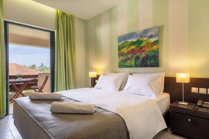Standard Room with Garden View | Ropa de cama de alta calidad, caja fuerte, decoración individual