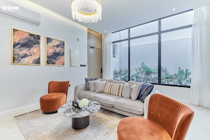 Departamento, 3 habitaciones, cocina | Área de sala de estar | Televisión de pantalla plana de 55 pulgadas con canales vía satélite 