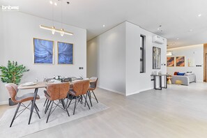 Apartment, 3 Schlafzimmer, Küche | Wohnbereich | 55-Zoll-Flachbildfernseher mit Satellitenempfang, Fernseher