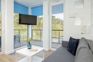 Apartment, 1 Schlafzimmer, Balkon, am Strand | Wohnzimmer | 36-Zoll-Smart-TV mit Satellitenempfang