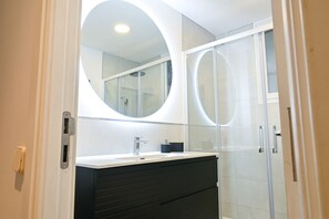 Douche, sèche-cheveux