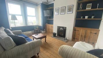 Televisión y chimenea