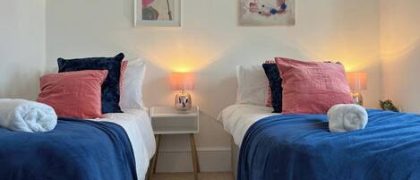 2 chambres, fer et planche à repasser, Wi-Fi gratuit, draps fournis