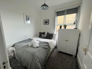 Apartament | 2 dormitoris, planxa i posts de planxar, wifi gratuïta i roba de llit