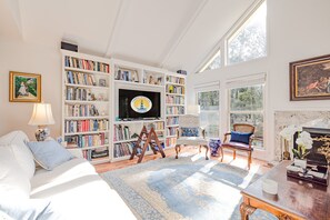 Smart TV - Gorgeous Quiet Lakefront Beach Cottage Inside Wild Dunes! (Isle Of Palms)