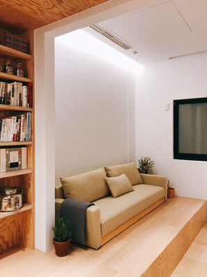 Signature Room, 1 Double Bed, Non Smoking, Tower (No extra bed allowed) | Living area | Books - June June House (Tainan)