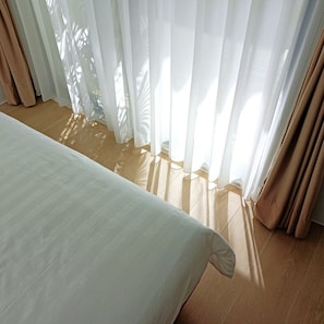 Escritorio, espacio para trabajar con laptop y cortinas blackout 