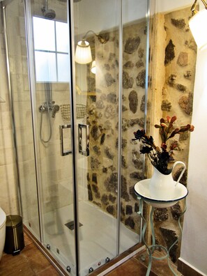 Dusche, Haartrockner, Bidet, Handtücher