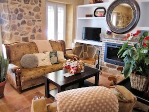 Smart TV, fireplace, books - Restauracion Bonita, Idilica, Cerca de la Villa del Torcal (Villanueva de la Concepcion)