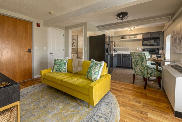 Smart TV, offices - Urban-Chic King Suite Near SIU Carbondale (Carbondale)