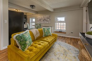 Smart TV, offices - Urban-Chic King Suite Near SIU Carbondale (Carbondale)