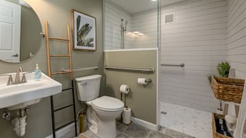 Douche, sèche-cheveux, serviettes fournies