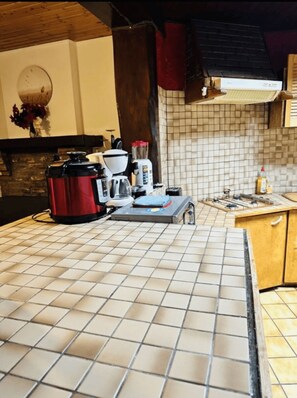 Dining tables - Bien Être au Calme et Parking Gratuit (Seraing)