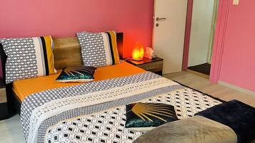 2 slaapkamers, een strijkplank/strijkijzer, gratis wifi, beddengoed