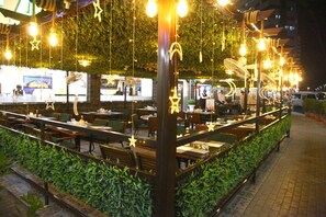 Outdoor dining - One bedroom with 2 Beds In Sharjah (Sharjah)