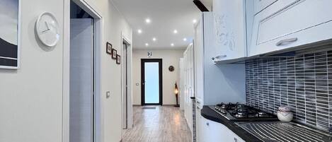 Kühlschrank, Ofen, Wasserkocher mit Kaffee-/Teezubehör, Toaster