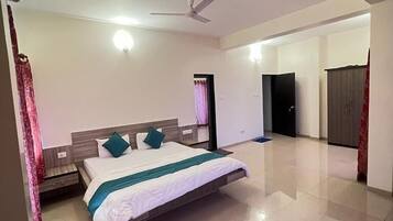 6 bedrooms, free WiFi, bed sheets