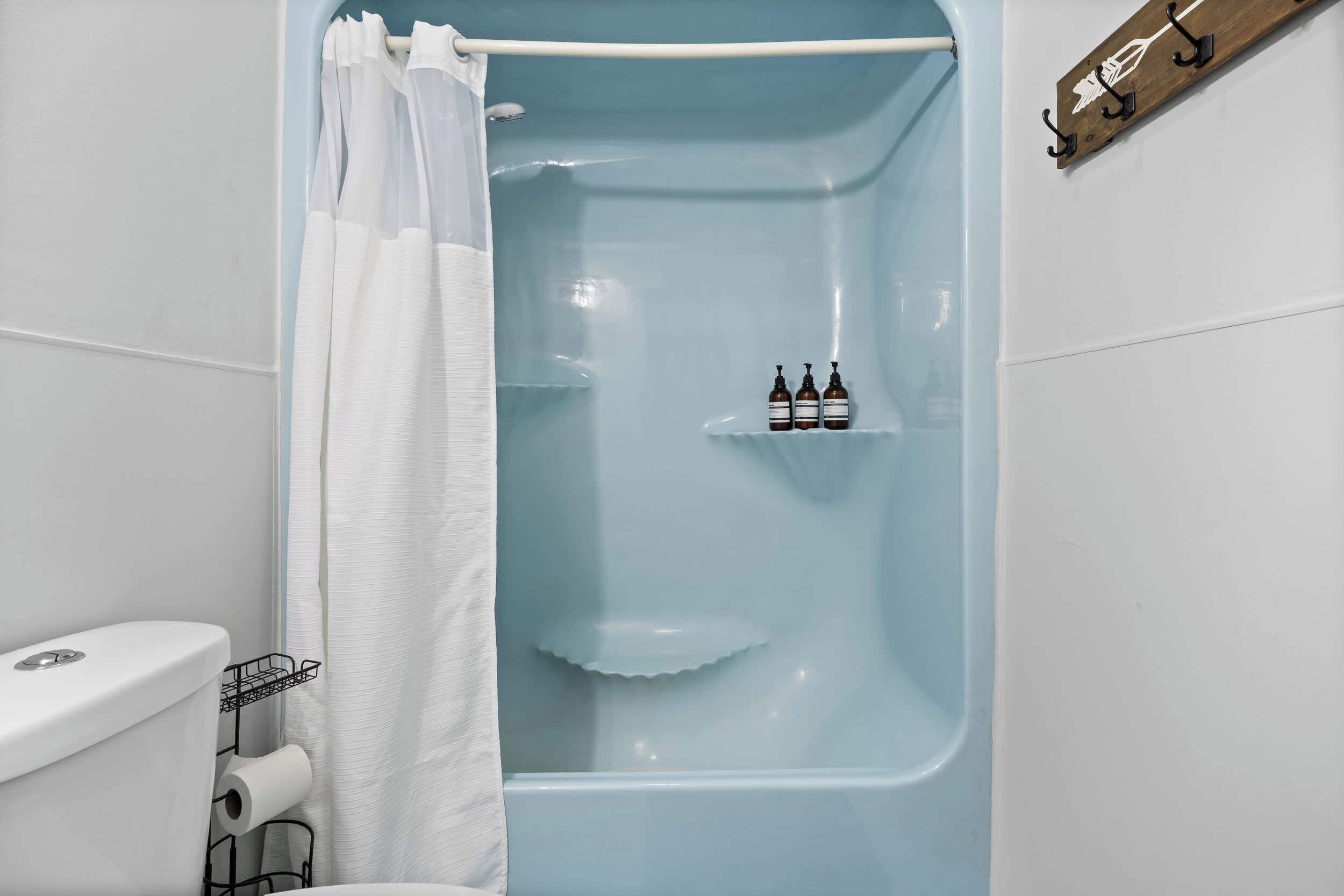 Douche, sèche-cheveux, serviettes fournies, shampoing