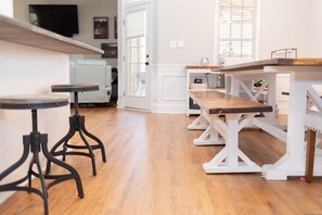 House | 4 bedrooms - Stately Stradford Home Masters Rental (Evans)