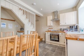 Microwave, dishwasher, toaster, cookware/dishes/utensils - Delfryn, Holiday Cottage Manorbier, Sleeps 4, 2 bedrooms,  bathrooms (Tenby)