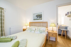 2 bedrooms, iron/ironing board, internet