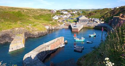 Harbour View, Holiday Cottage Porthgain, Sleeps 10, 5 bedrooms, bathrooms
