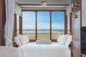 1 bedroom, iron/ironing board, Internet - The Rocket Carthouse, Holiday Home Angle, Sleeps 4, 1 bedrooms,  bathrooms (Pembroke)