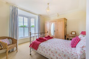 4 bedrooms, iron/ironing board, Internet - Ty Mor, Holiday Cottage Manorbier, Sleeps 8, 4 bedrooms, bathrooms (Tenby)