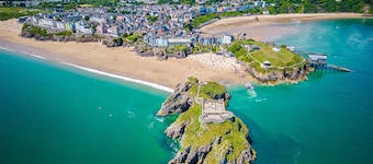 Ty Mor, Holiday Cottage Manorbier, Sleeps 8, 4 bedrooms, bathrooms