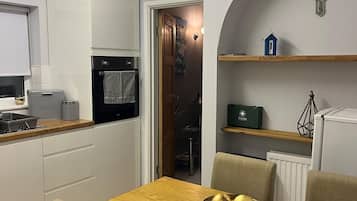 Departamento | Cocina privada | Refrigerador, microondas, horno y parrilla de estufa