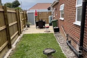Outdoor dining - 1-bedroom Apartment Sleeps 4, Parking (Hythe)