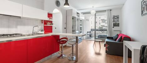Apartamento City | Cocina privada | Frigorífico grande, horno, placa de cocina y lavavajillas