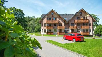 Vista frontal de la propiedad