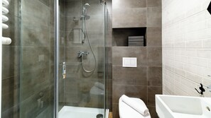 Business Apartment | Bathroom | Shower, hair dryer, towels, soap - RentPlanet - Apartamenty Nadrzeczna (Karpacz)