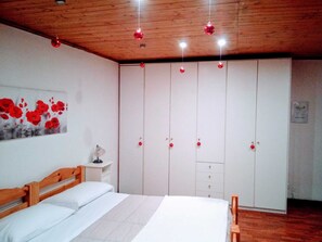 2 habitaciones, tabla de planchar con plancha, wifi y ropa de cama 