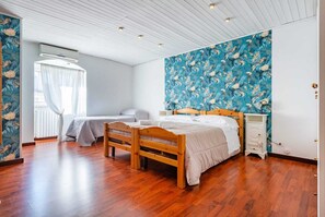 2 bedrooms, iron/ironing board, WiFi, bed sheets
