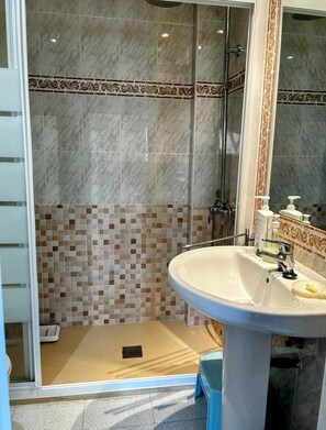 Een douche, een haardroger, een bidet, handdoeken