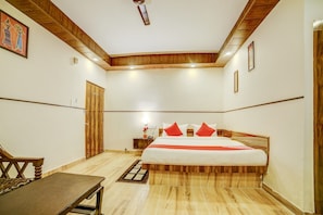 Standard Double Room | 1 bedroom, laptop workspace, bed sheets