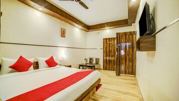 Deluxe Double Room | 1 bedroom, laptop workspace, bed sheets