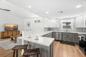 Fridge, microwave, oven, stovetop - White Palms by Beach Boutique Rentals (Anna Maria)