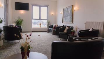 Een 37-inch flatscreentelevisie met kabelzenders