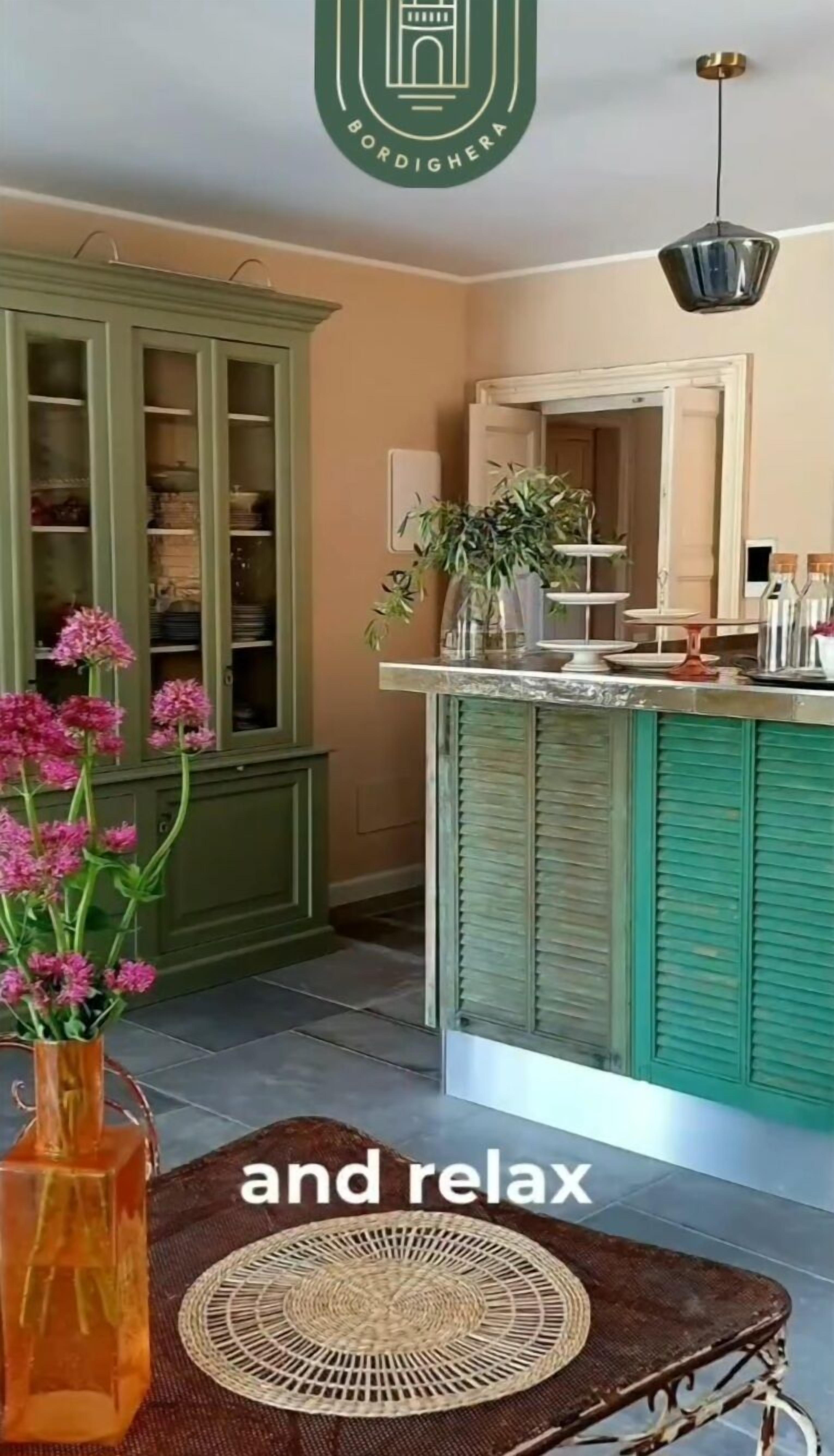 Daily continental breakfast (EUR 15 per person)