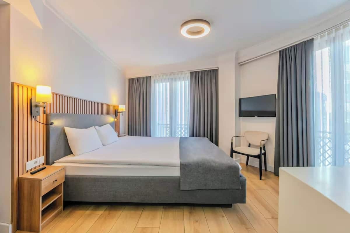 In-room safe, soundproofing, WiFi (free)