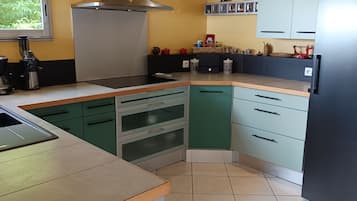 Køleskab, mikrobølgeovn, ovn, kogeplade